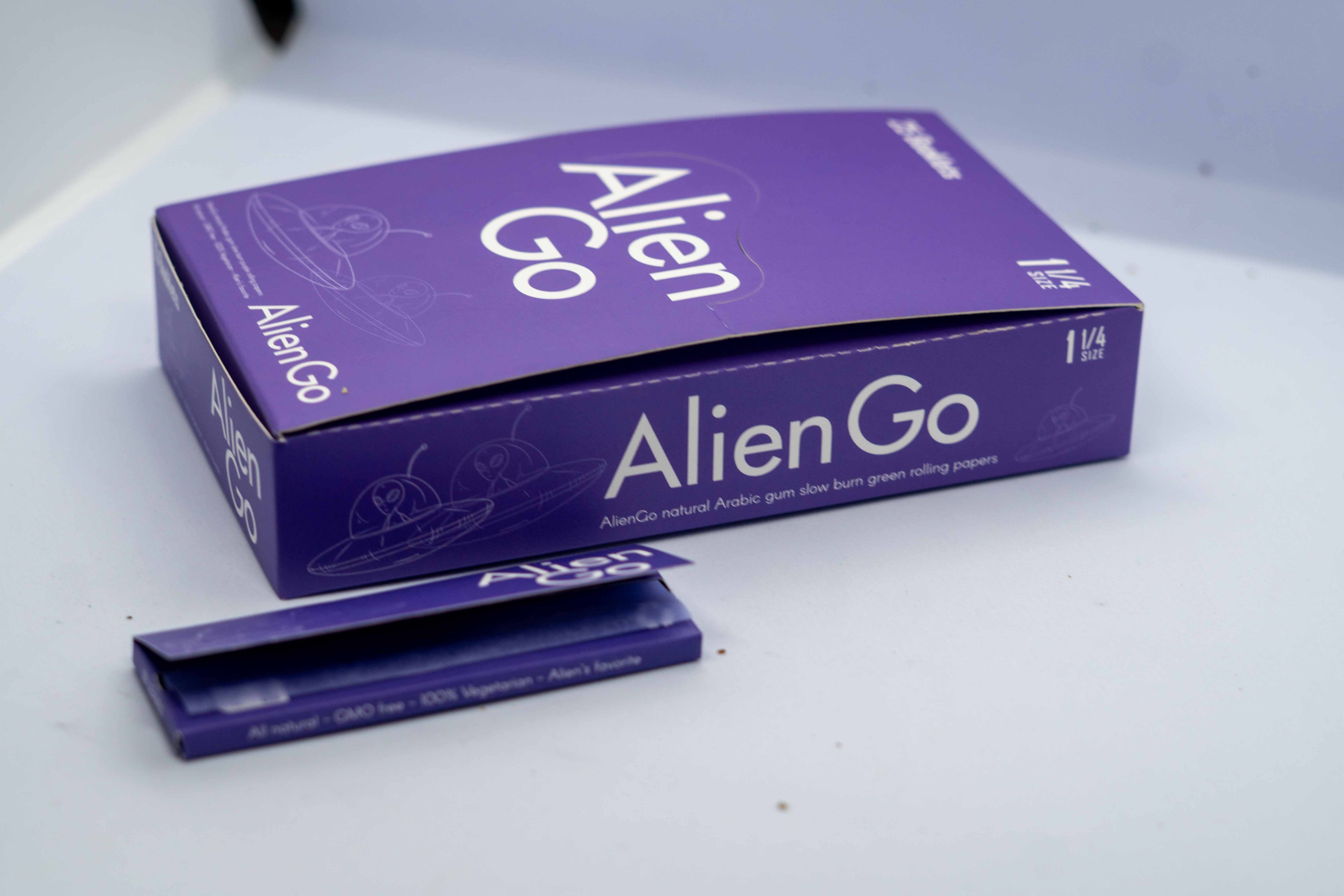 Alien Puff 1 1/4 purple Rolling Papers